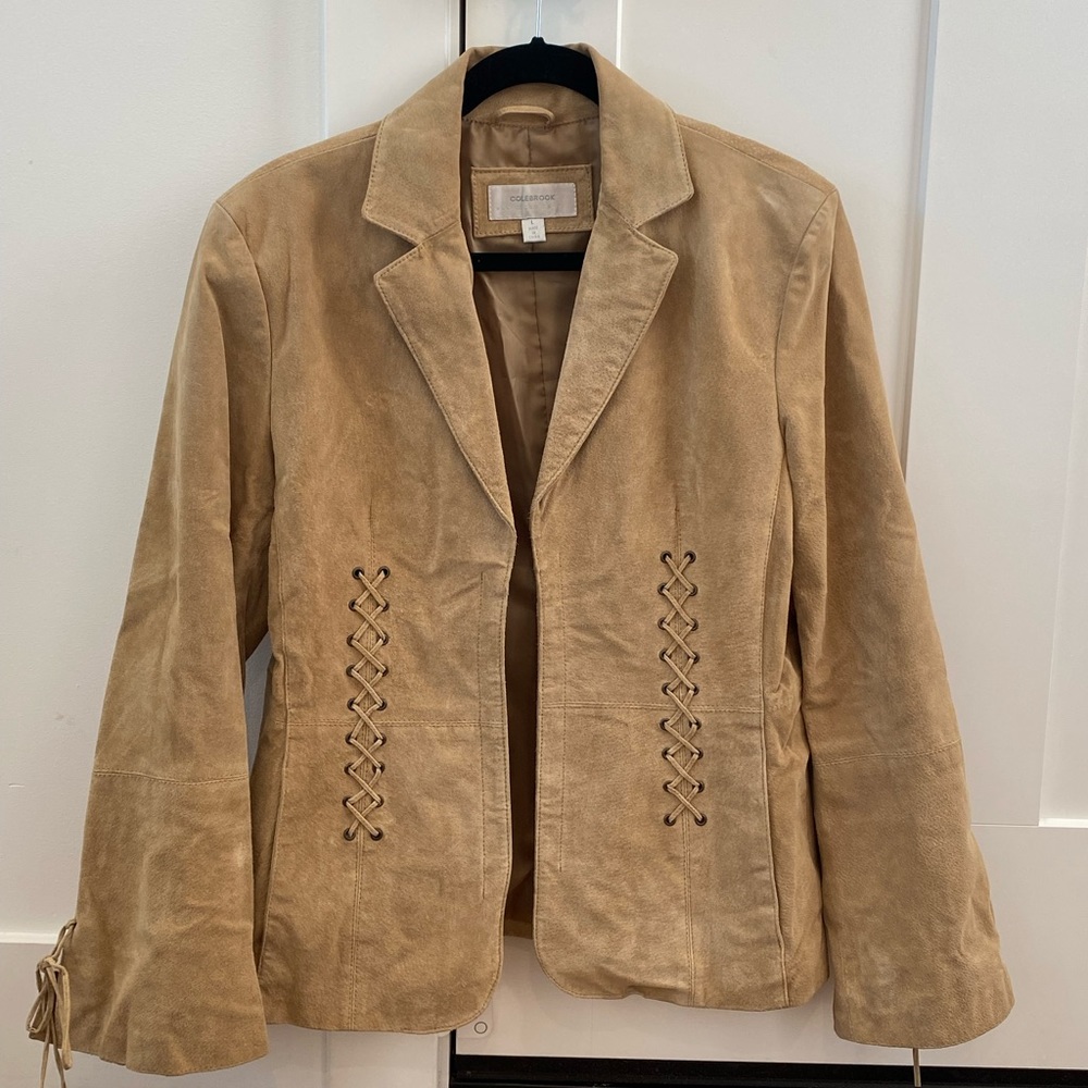Looks brand new,no damage no stains,100% Polyester,100% Leather,comfortable
